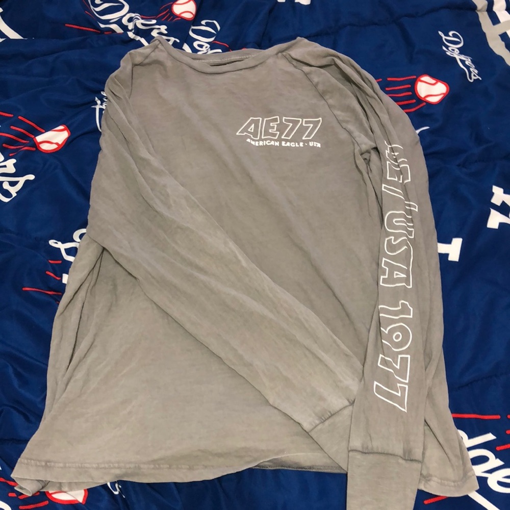 never worn light ae long sleeve